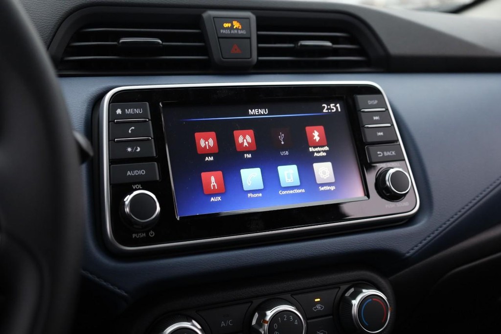 Nissan Versa Vehicle Image 11