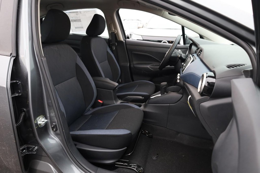 Nissan Versa Vehicle Image 23