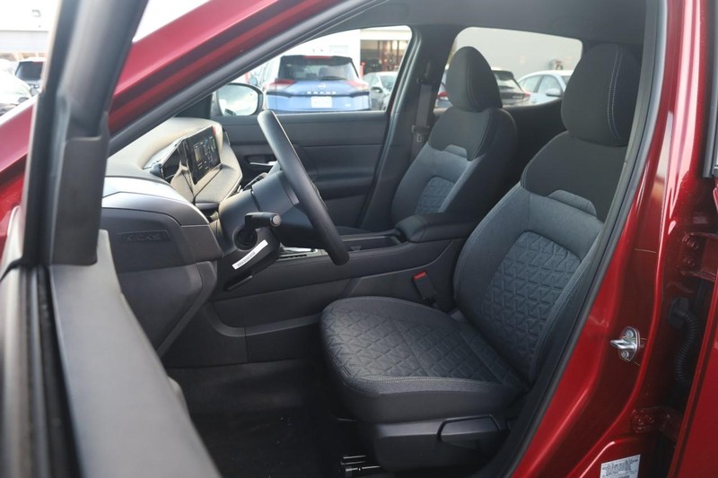 Nissan Kicks Vehicle Image 08