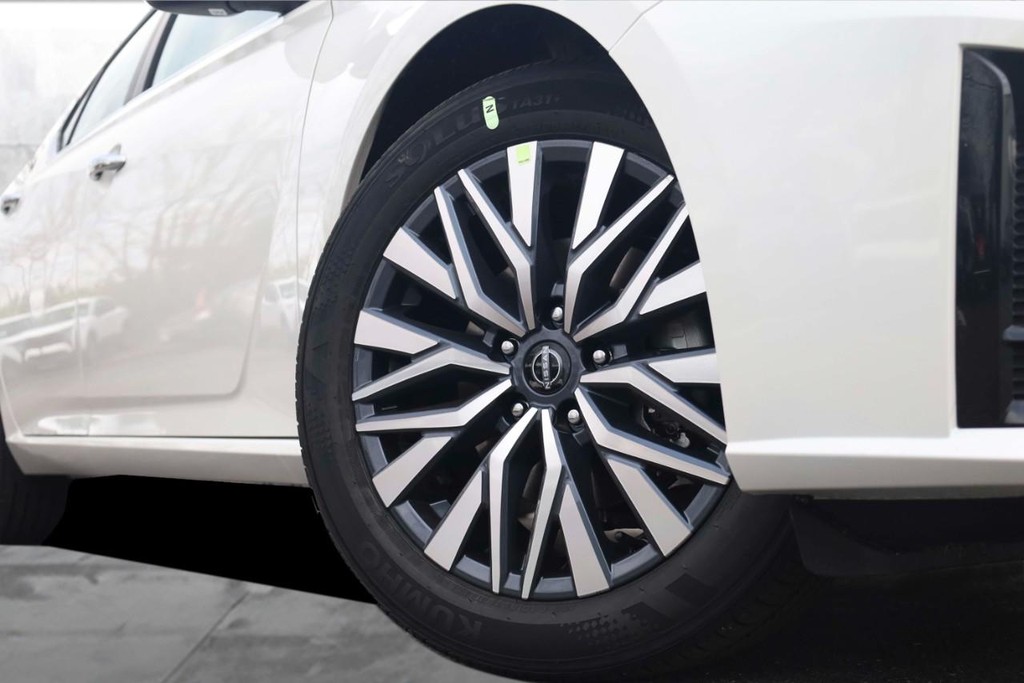 Nissan Altima Vehicle Image 03