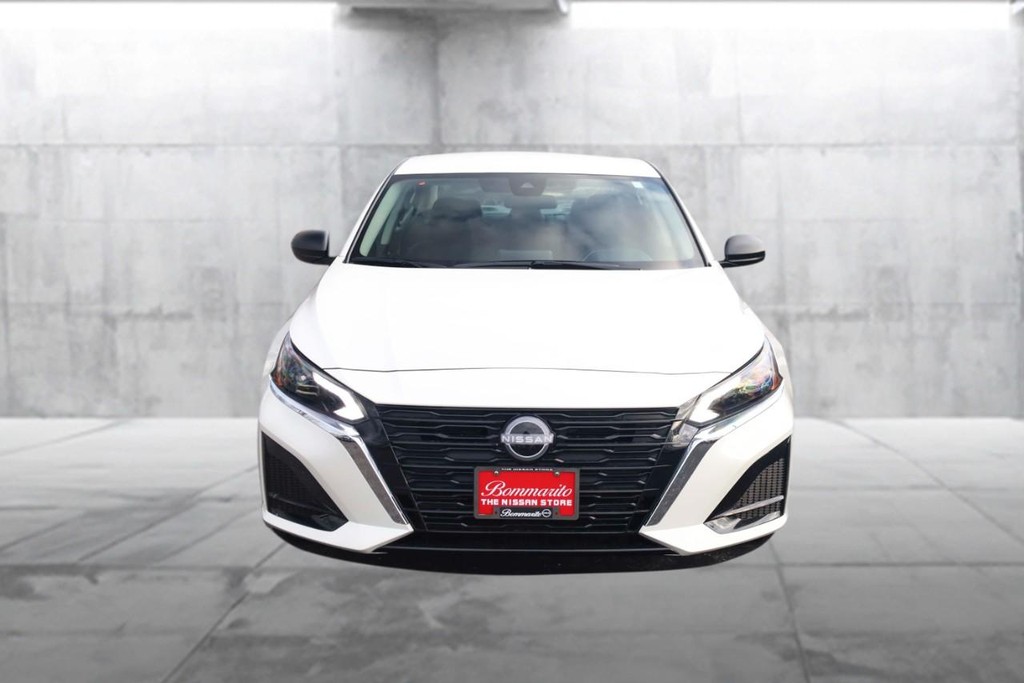 Nissan Altima Vehicle Image 04