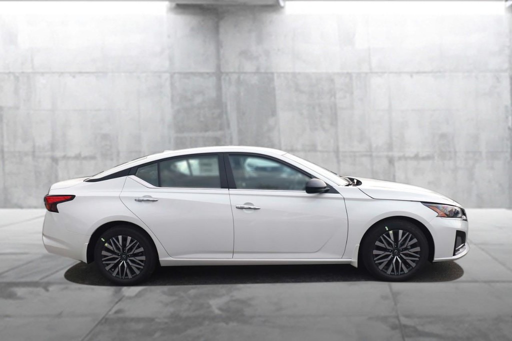 Nissan Altima Vehicle Image 05