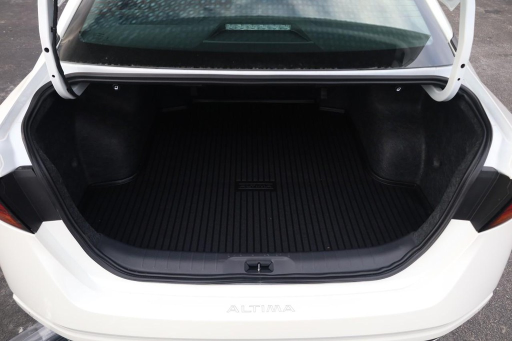 Nissan Altima Vehicle Image 07