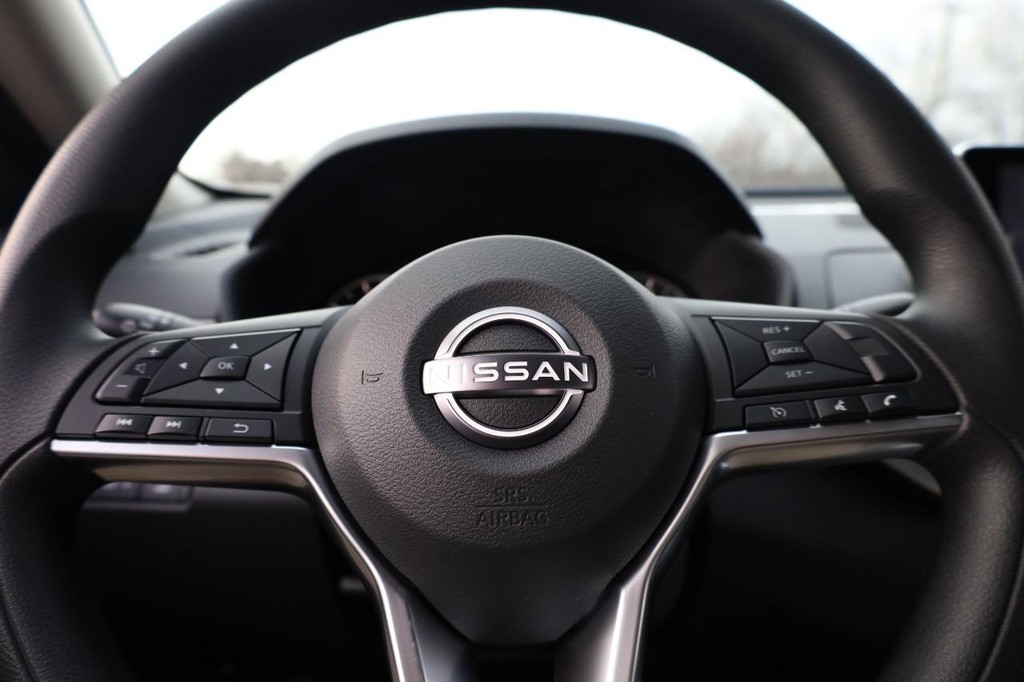 Nissan Altima Vehicle Image 09