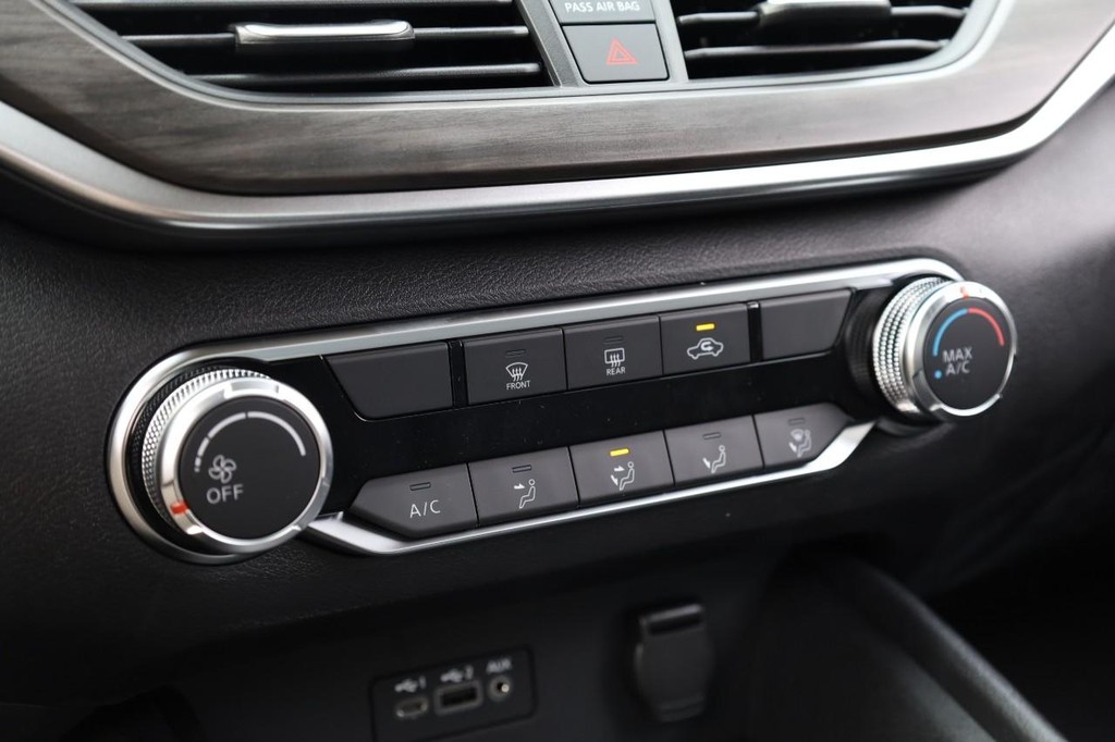 Nissan Altima Vehicle Image 13