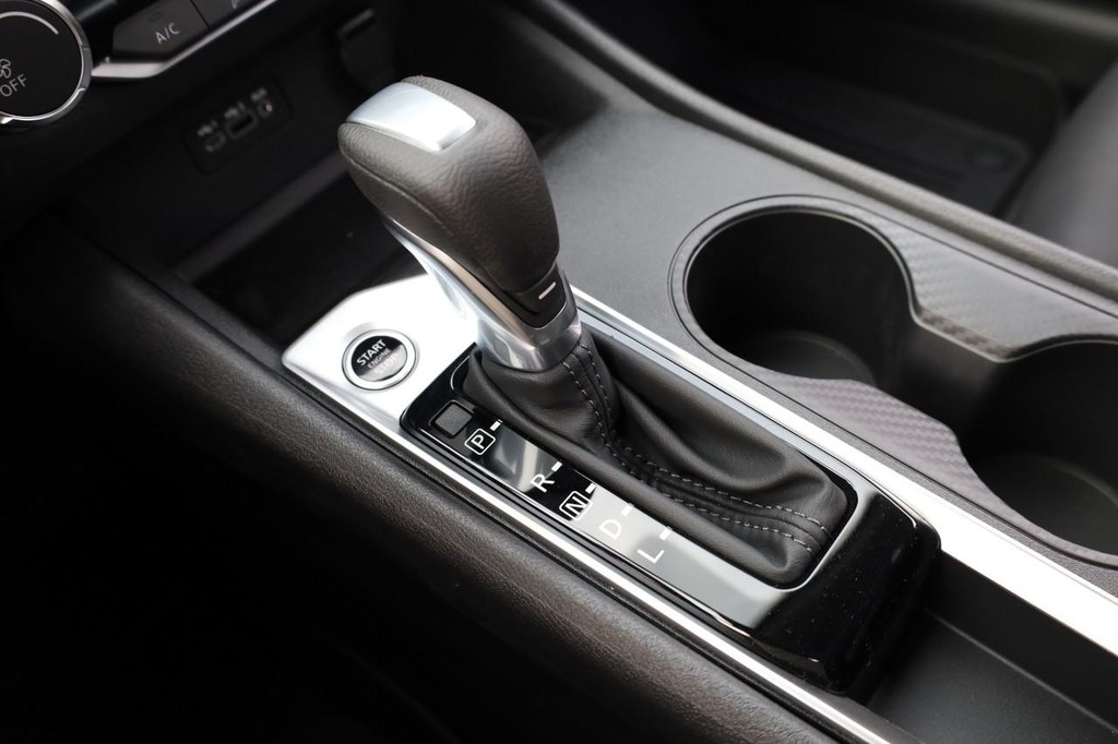 Nissan Altima Vehicle Image 15