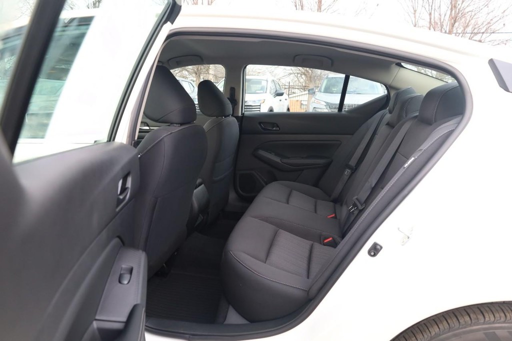 Nissan Altima Vehicle Image 19