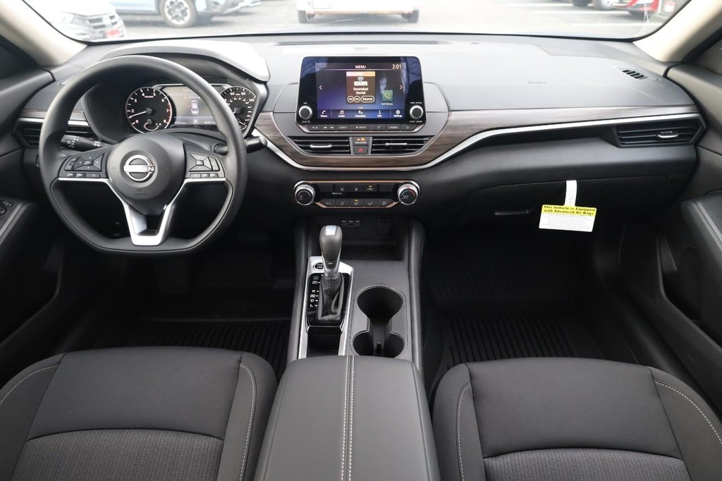 Nissan Altima Vehicle Image 21