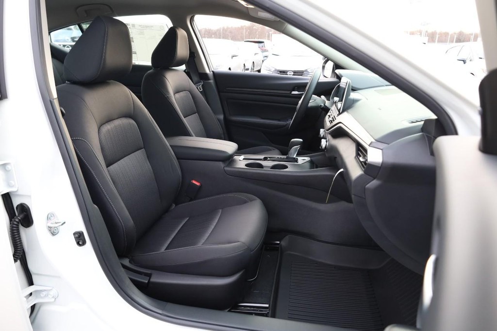 Nissan Altima Vehicle Image 23