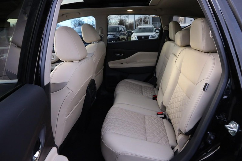 Nissan Murano Vehicle Image 11