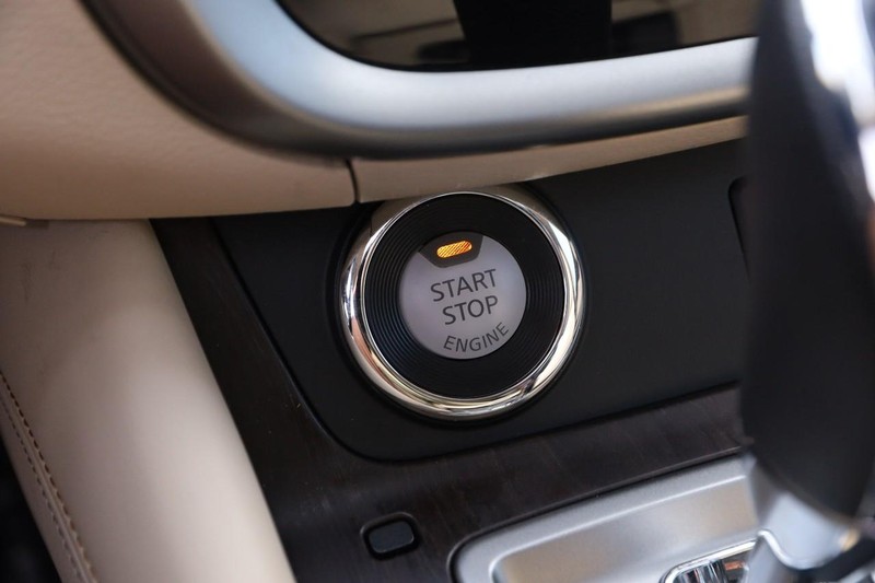 Nissan Murano Vehicle Image 16