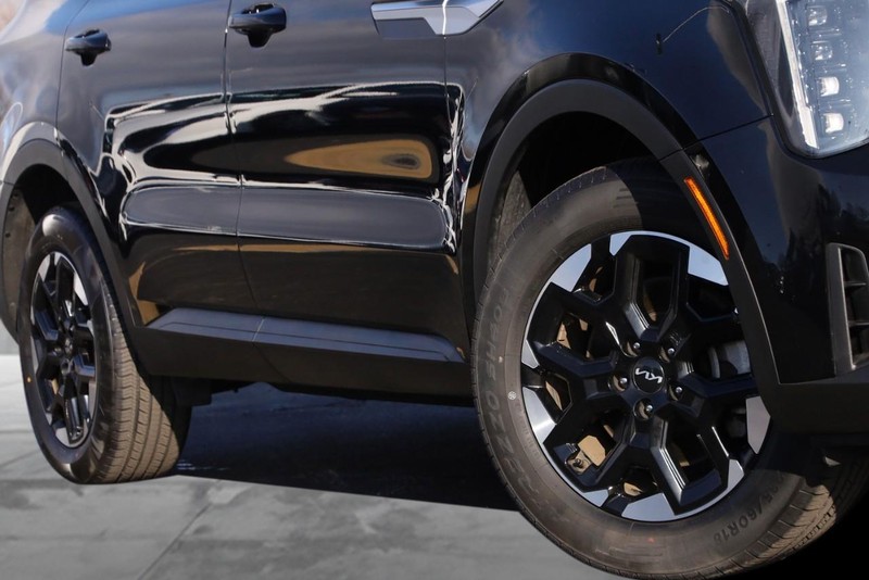 Kia Sorento Vehicle Full-screen Gallery Image 3