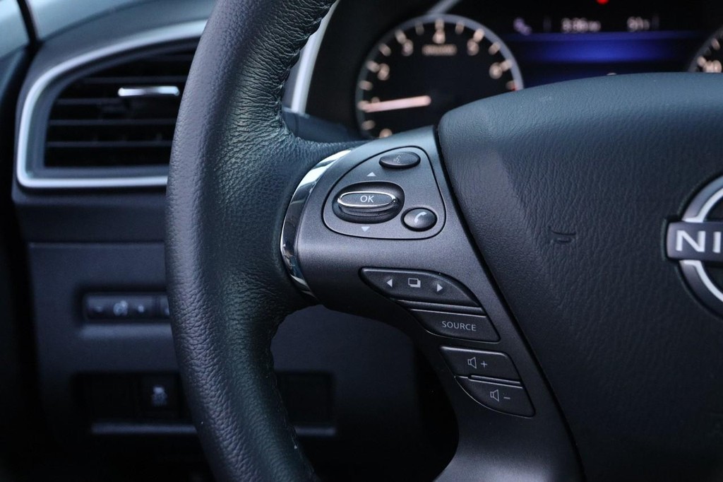 Nissan Murano Vehicle Image 11