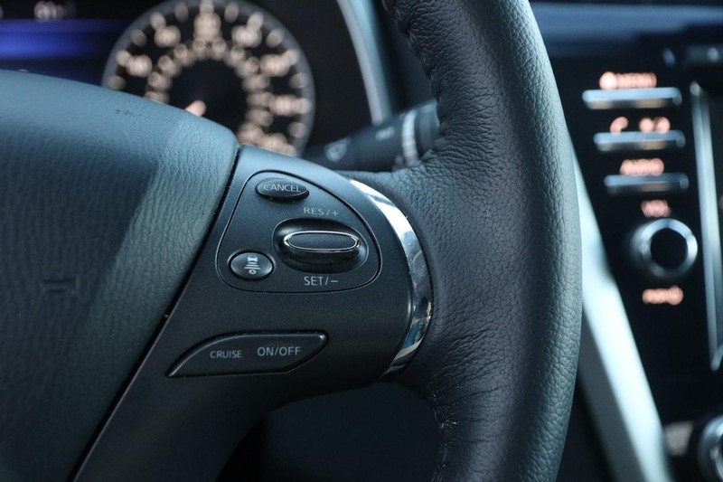 Nissan Murano Vehicle Image 12