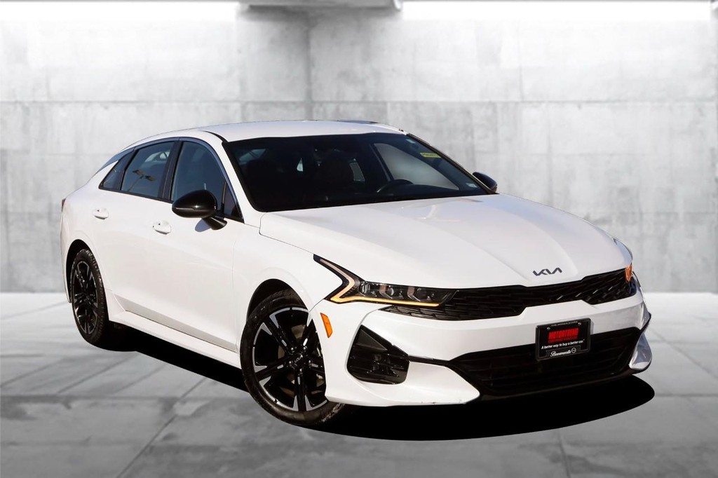 Kia K5 Vehicle Image 02