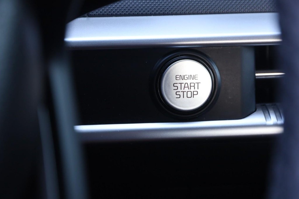 Kia K5 Vehicle Image 14