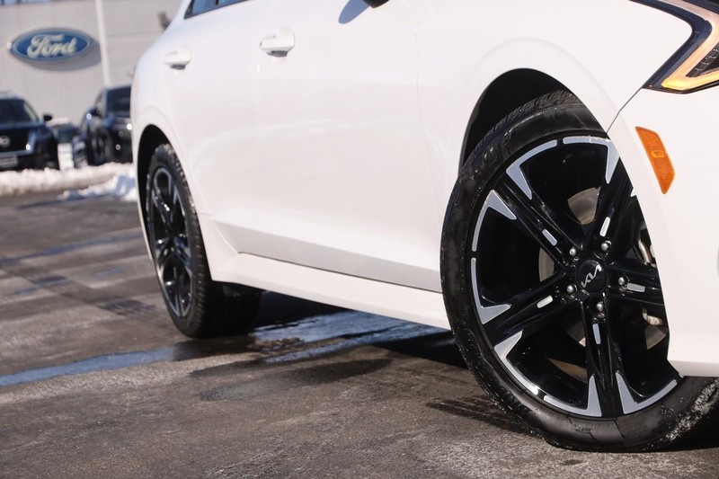 Kia K5 Vehicle Full-screen Gallery Image 3