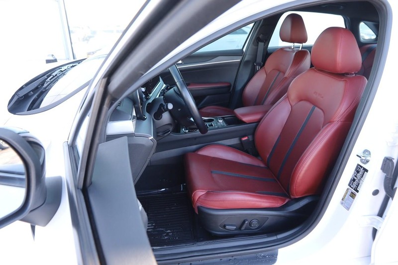 Kia K5 Vehicle Full-screen Gallery Image 8