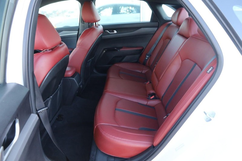 Kia K5 Vehicle Full-screen Gallery Image 9