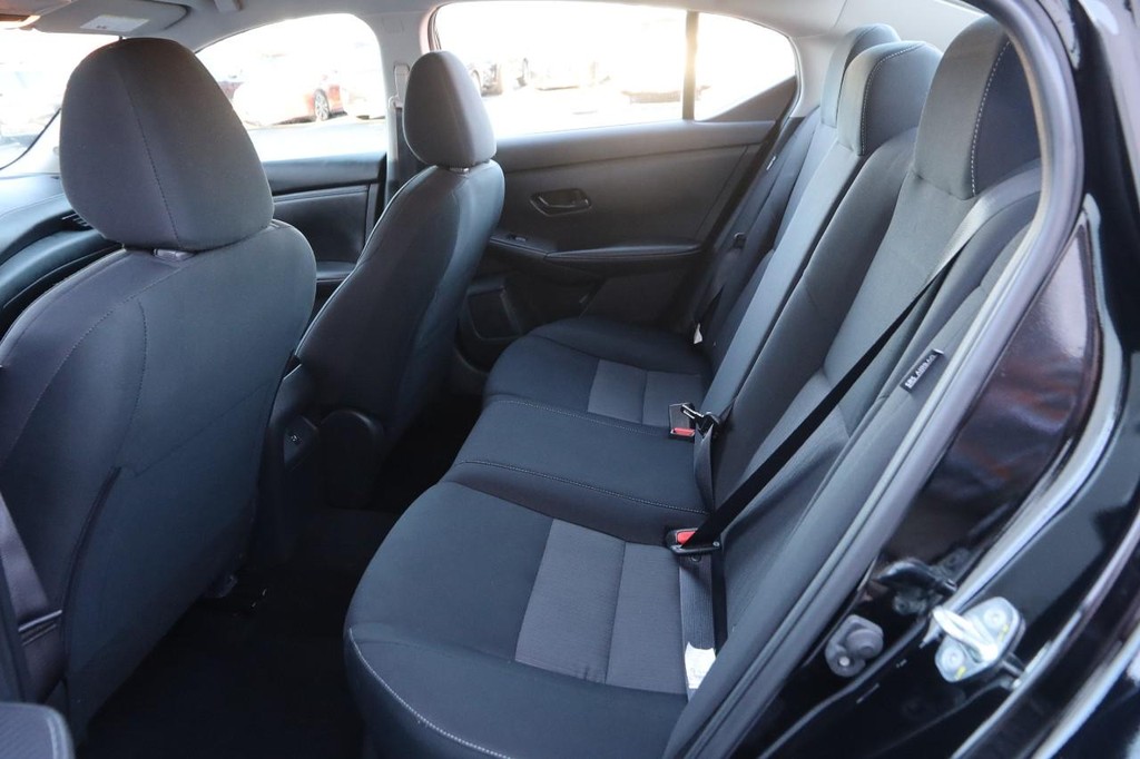 Nissan Sentra Vehicle Image 09