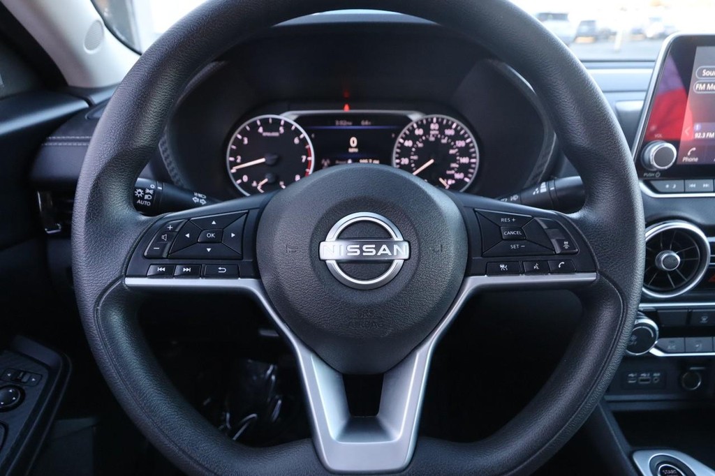 Nissan Sentra Vehicle Image 10