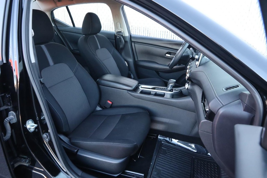 Nissan Sentra Vehicle Image 25