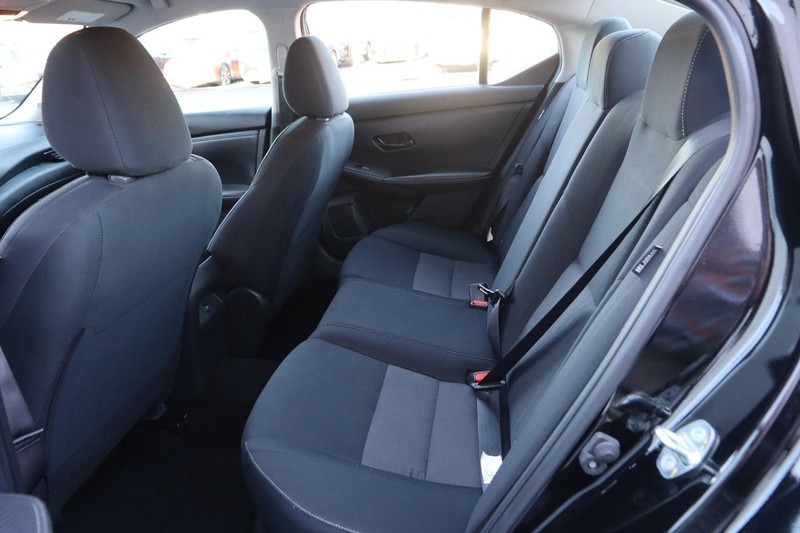 Nissan Sentra Vehicle Image 09