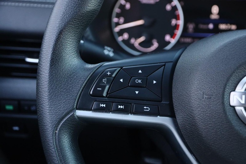 Nissan Sentra Vehicle Image 11