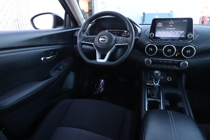 Nissan Sentra Vehicle Image 21