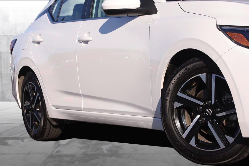 Nissan Sentra Vehicle Image 03