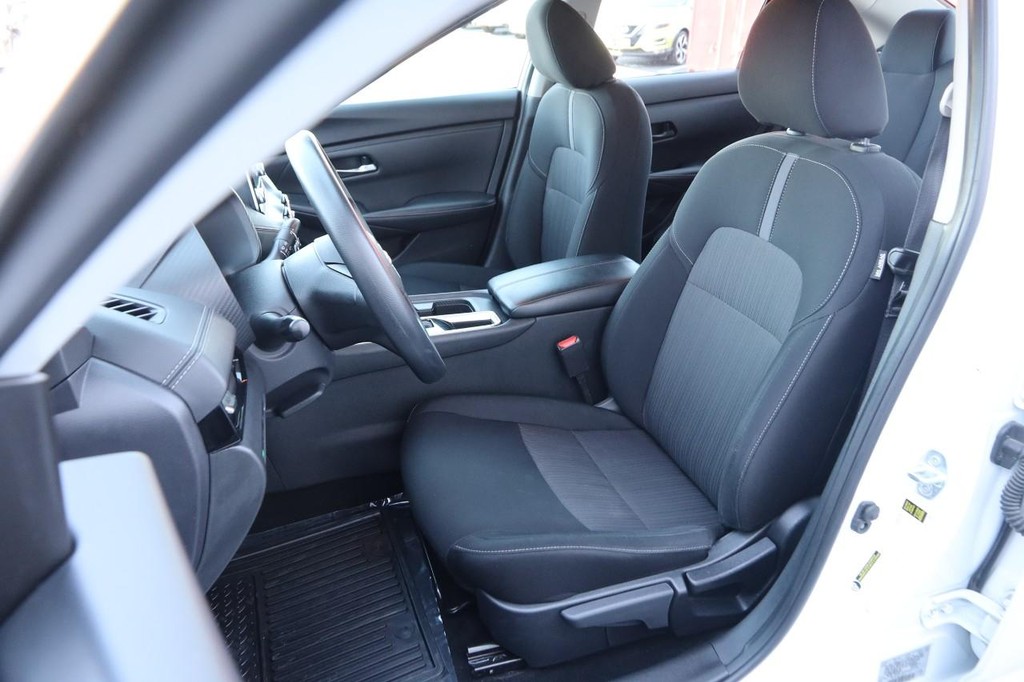 Nissan Sentra Vehicle Image 08