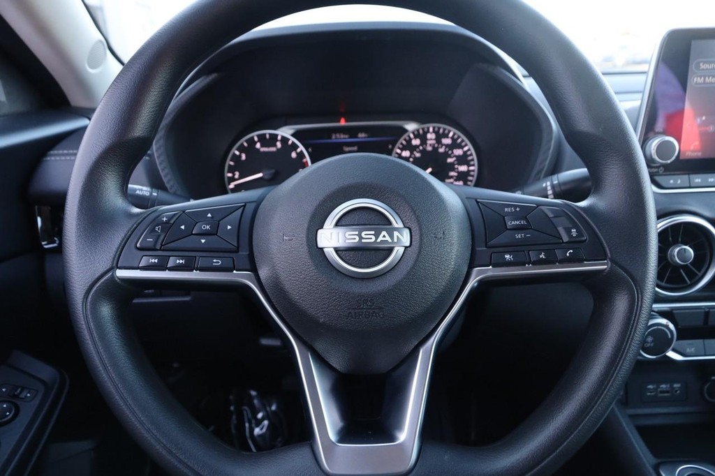 Nissan Sentra Vehicle Image 10