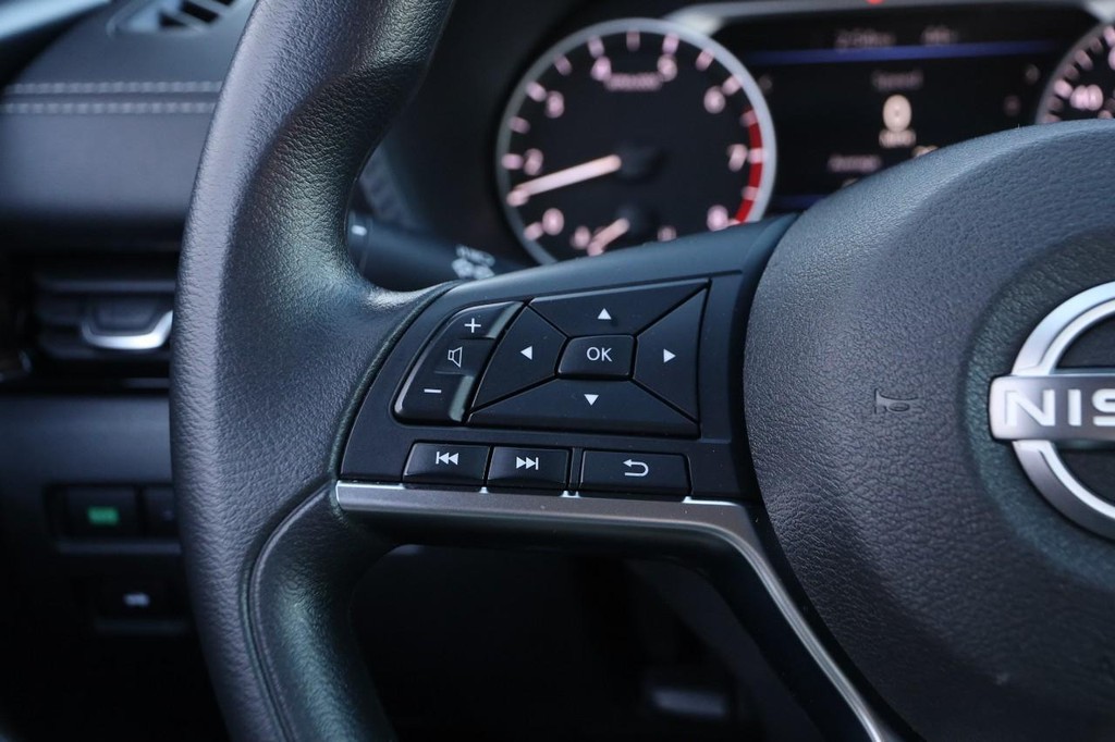 Nissan Sentra Vehicle Image 11