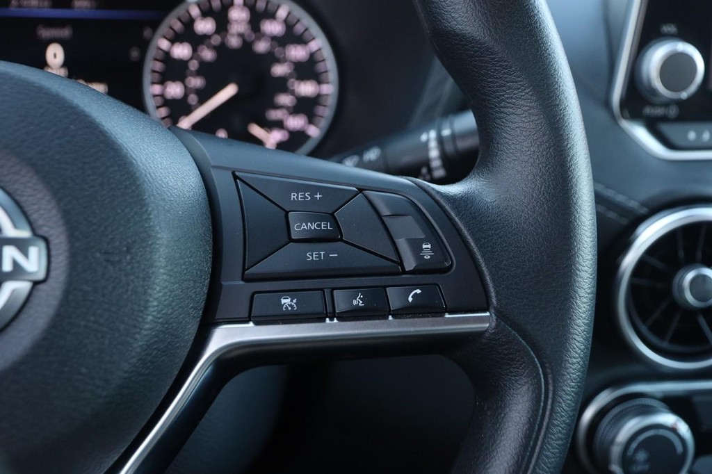 Nissan Sentra Vehicle Image 12