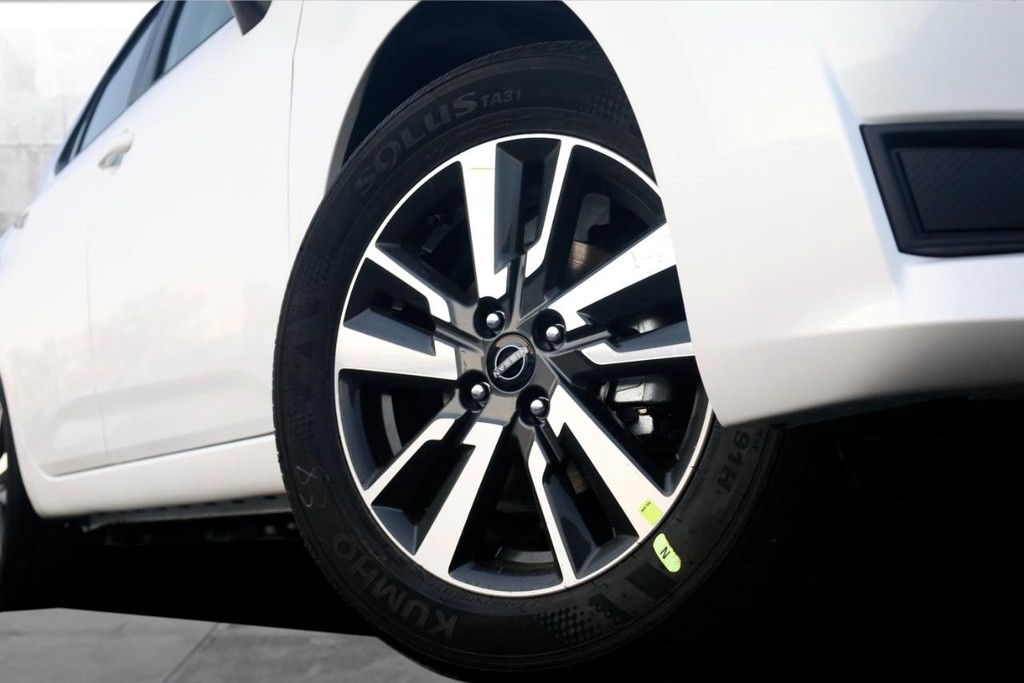 Nissan Versa Vehicle Image 03