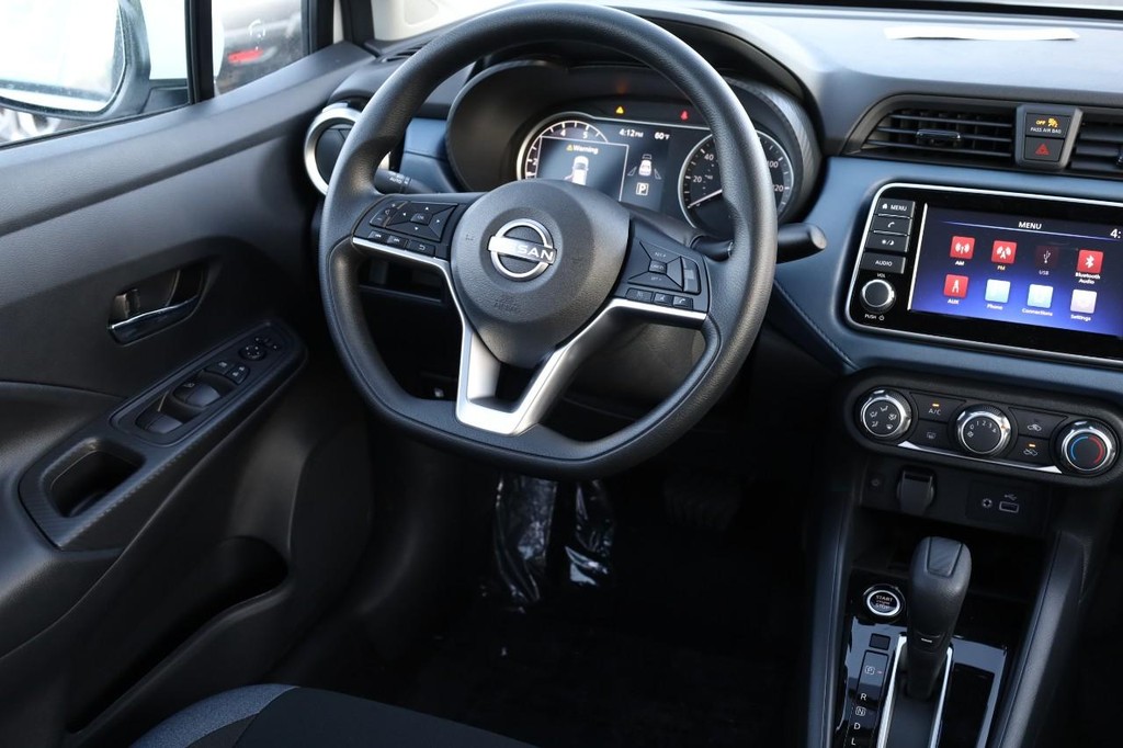 Nissan Versa Vehicle Image 22