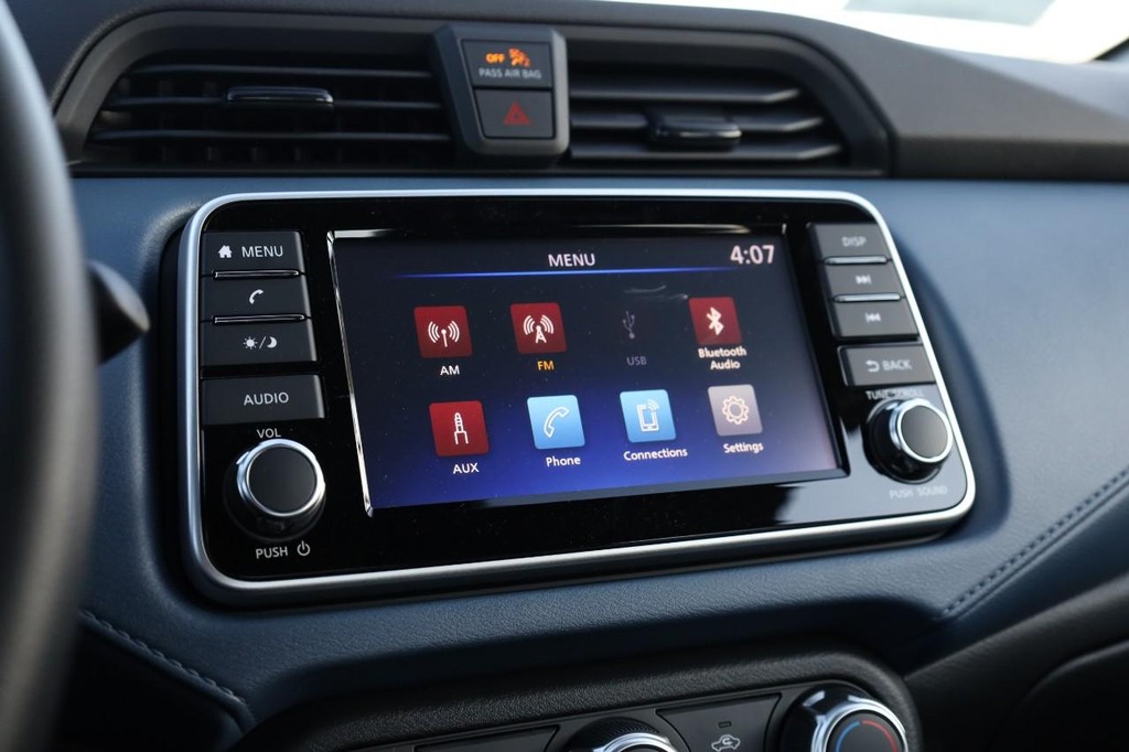 Nissan Versa Vehicle Image 11