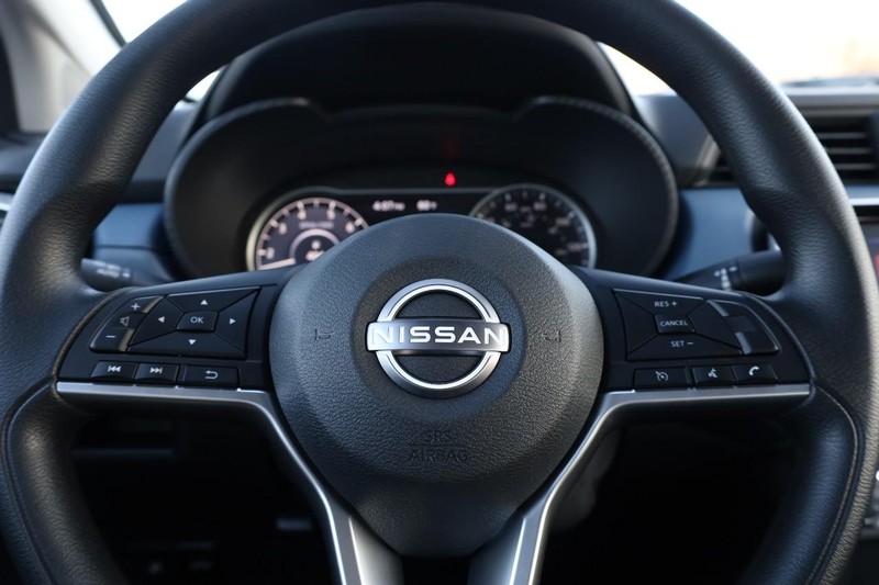 Nissan Versa Vehicle Image 09