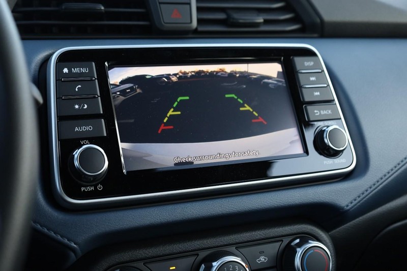 Nissan Versa Vehicle Image 12