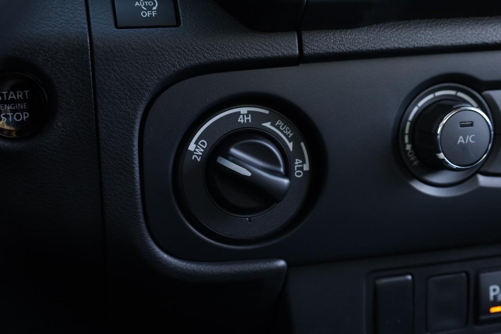 Nissan Frontier Vehicle Image 14