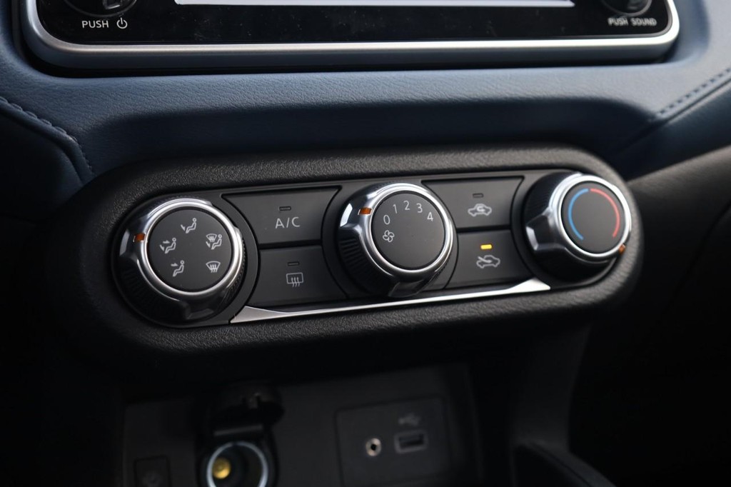 Nissan Versa Vehicle Image 12