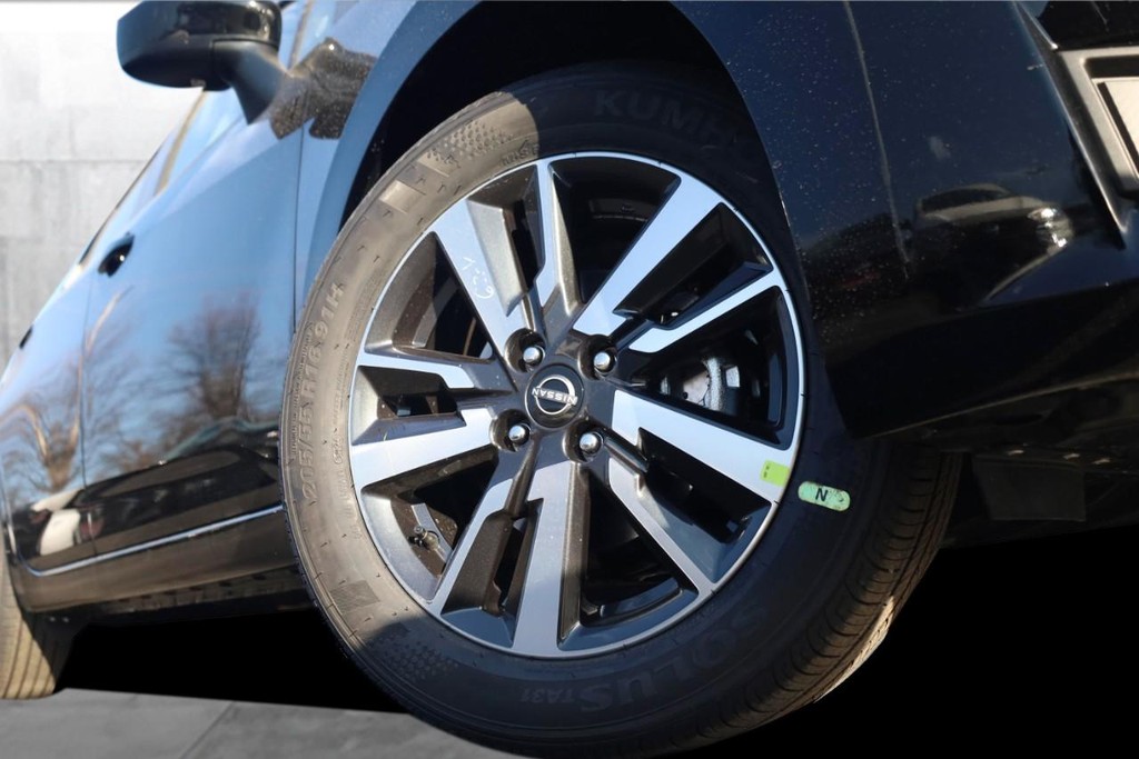 Nissan Versa Vehicle Image 03