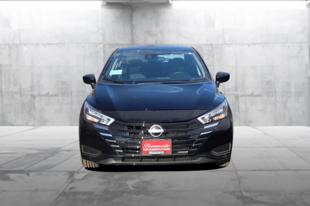 Nissan Versa Vehicle Image 04