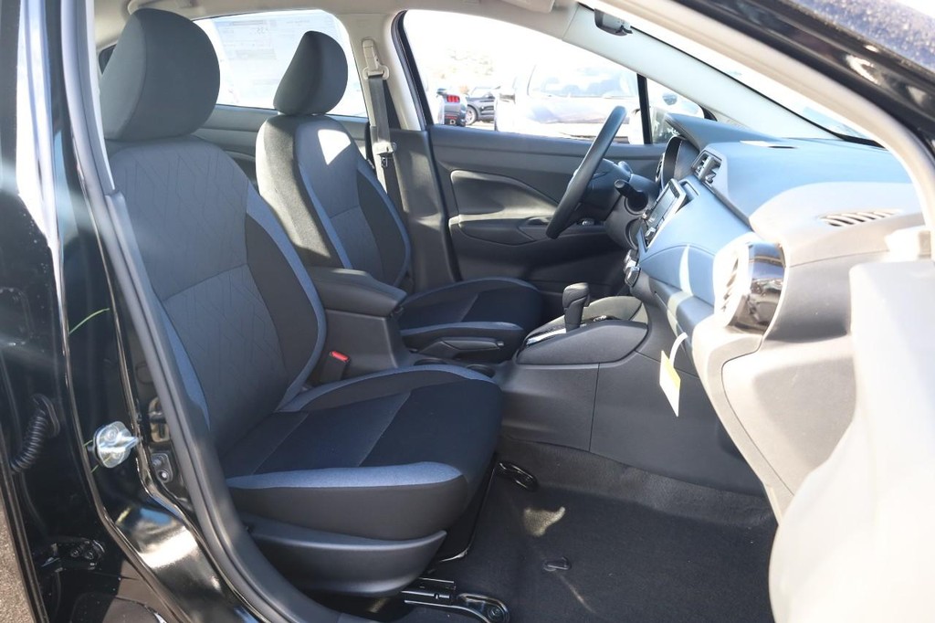 Nissan Versa Vehicle Image 23