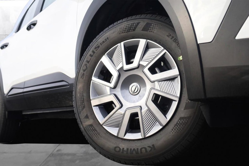 Nissan Kicks Vehicle Image 03