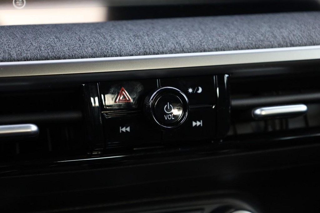 Nissan Kicks Vehicle Image 13