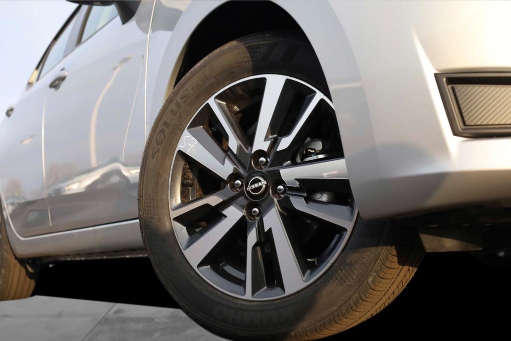 Nissan Versa Vehicle Image 03