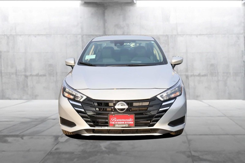 Nissan Versa Vehicle Image 04