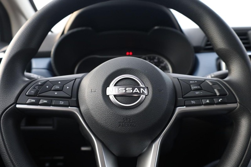 Nissan Versa Vehicle Image 09