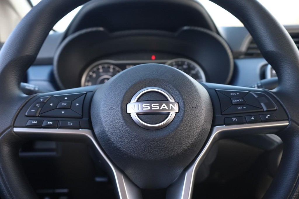 Nissan Versa Vehicle Image 09